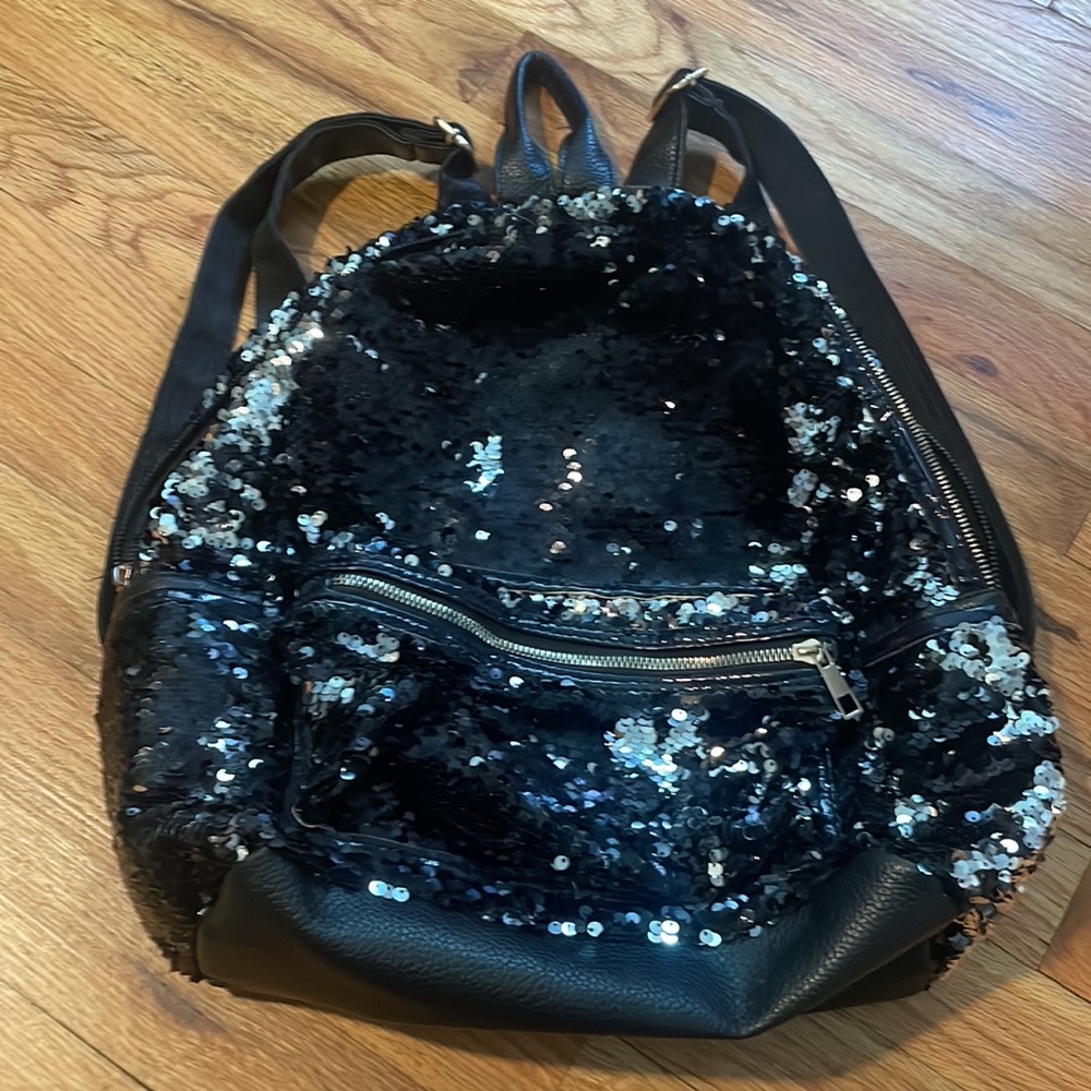 Backpack - Picture 2 of 6